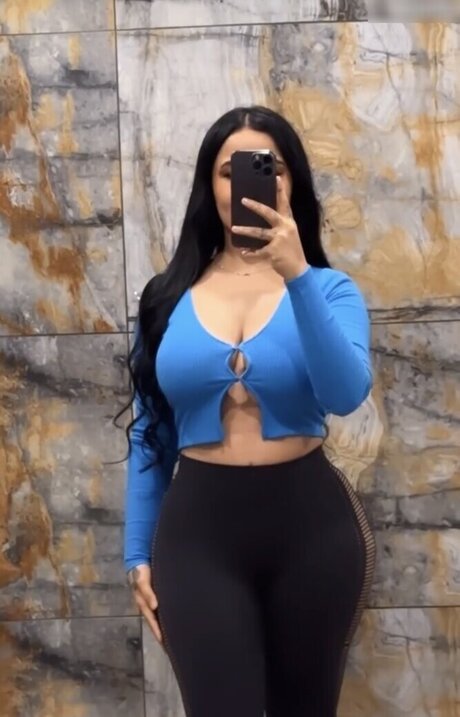 Melek Azad アダルトモデル 写真