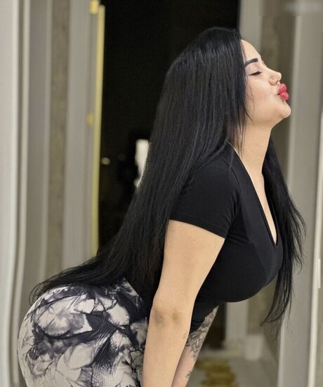 Melek Azad ポルノスター 独占 画像