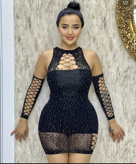 Melek Azad ホットなモデル アーカイブ