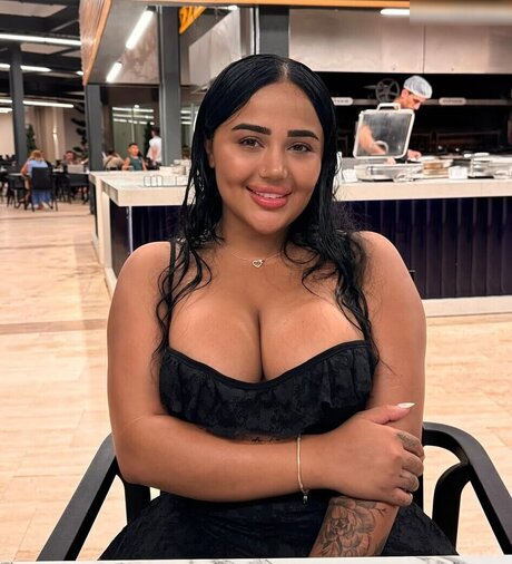 Melek Azad 素敵なモデル 写真