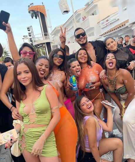 Nilufarsra 裸モデル 画像