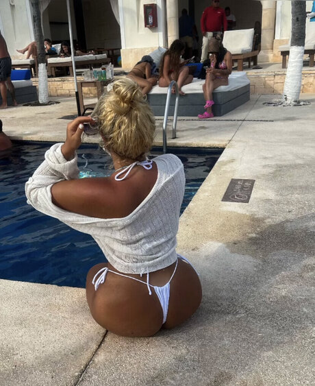 Nilufarsra HDスター 写真