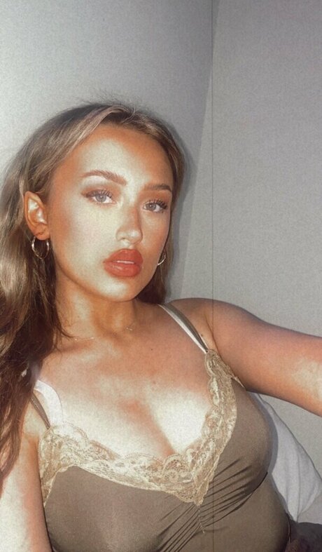 パイズリ オンリーファンズ 美しいヌード 写真