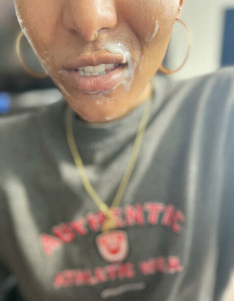 巨乳ストリップオンリーファンズ セックス 写真