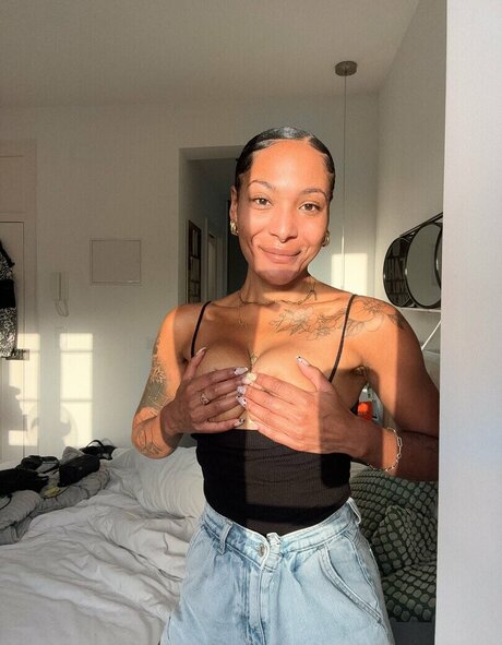 Leo London セクシーモデル 画像