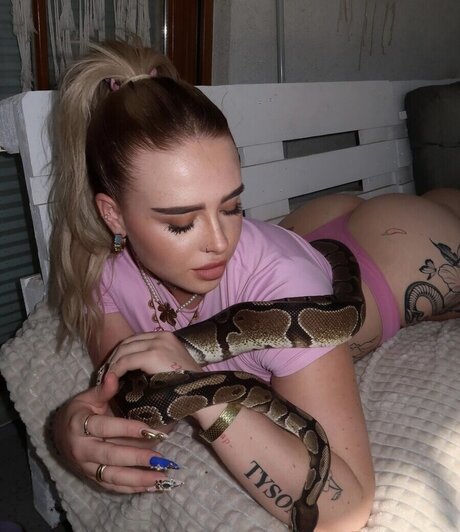 巨乳ストリップオンリーファンズ ポルノグラフィック ギャラリー