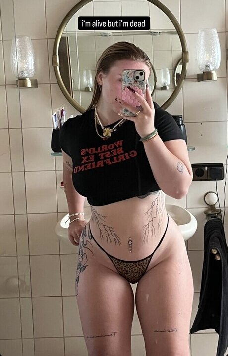 ヌード熟女オンリーファンズ 無料ヌード 画像