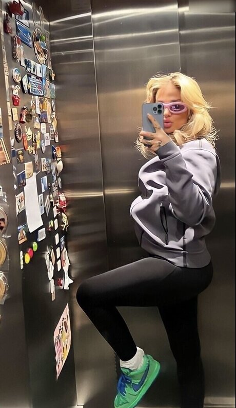 Loredana Zefi 最高のスター 写真