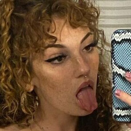 濃厚なヌードオンリーファンズ 美しいポルノ 写真