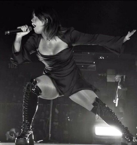 ティックトックスター オンリーファンズ セクシー 写真