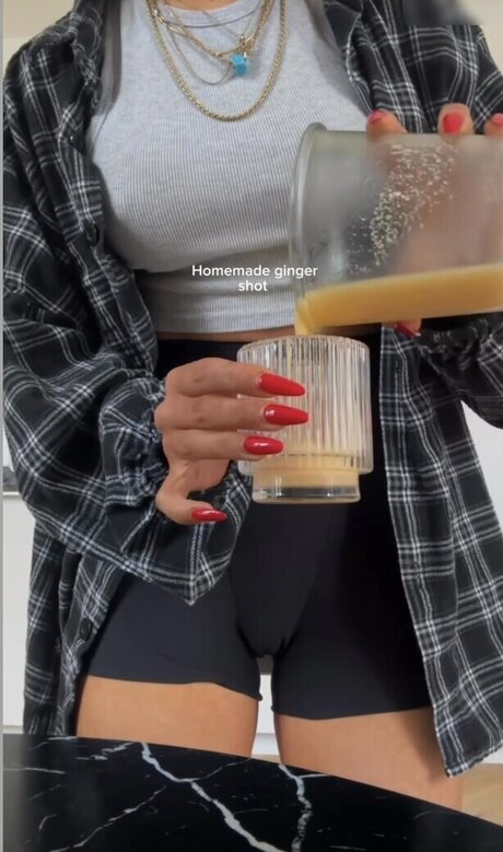 Merve zkan ヌードモデル 画像