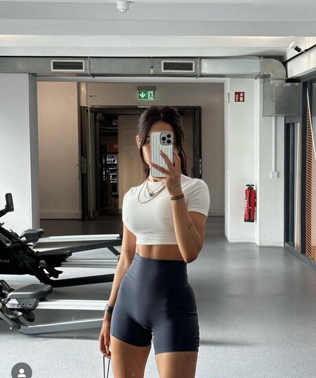 Merve zkan ヌード女優 写真