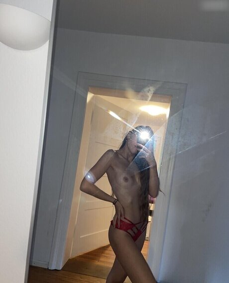 Vroni Sbrizzai ポルノスター ヌード ギャラリー