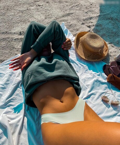 裸の女の子オンリーファンズ ヌード 画像