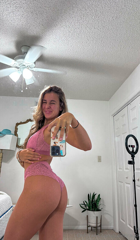 julie tirado 限定スター 画像