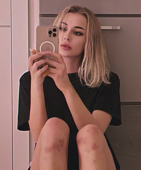 セクシーなブルネットのオンリーファンズ アダルト無料 画像