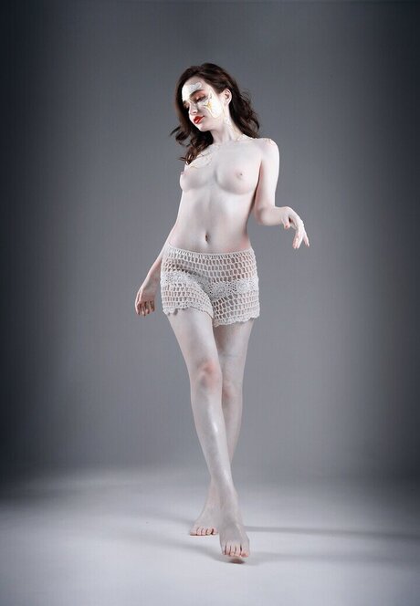 巨乳タトゥーオンリーファンズ 美しいヌード 写真