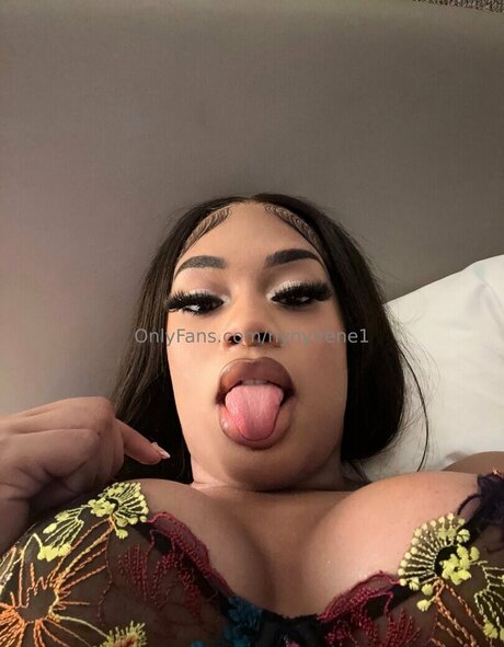 NyNyirene 裸のポルノスター 写真