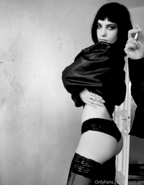 バン・オンリーファンズ セクシーヌード 写真