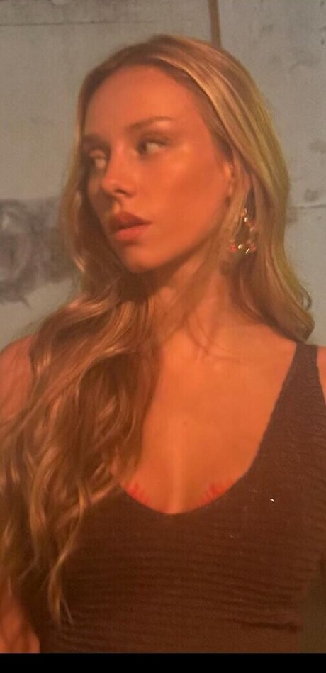 曲線美の女の子オンリーファンズ ホット 写真