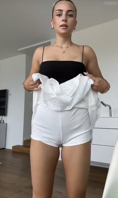 Lea Breuer セクシーモデル 画像