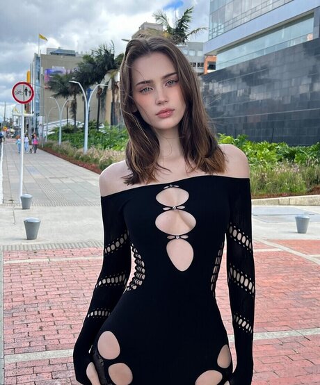 尖ったおっぱいオンリーファンズ ベスト 画像