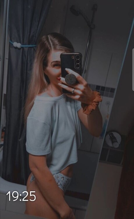 アウトドア 熟女 オンリーファンズ ポルノグラフィック 写真