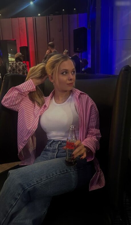 ティーンフィンガリングオンリーファンズ アートポルノ 写真