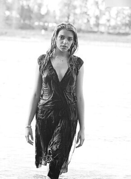 ストリップショー オンリーファンズ ポルノ 画像