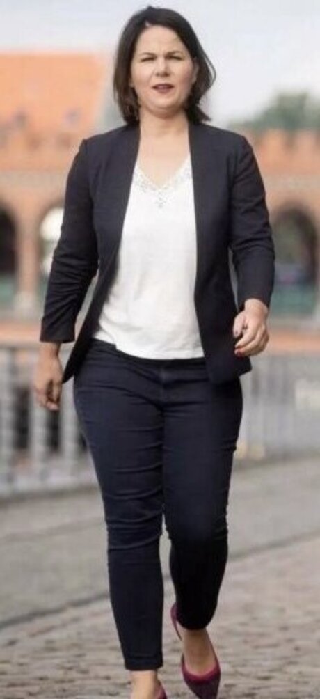 Annalena Baerbock ポルノモデル 写真