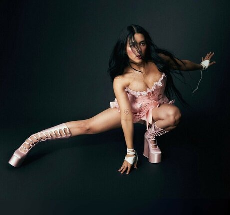 Pom Pom Squad 裸のスター 画像