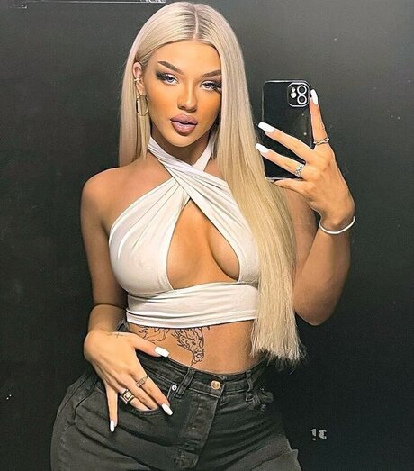 Elaine Victoria 美しいスター アーカイブ