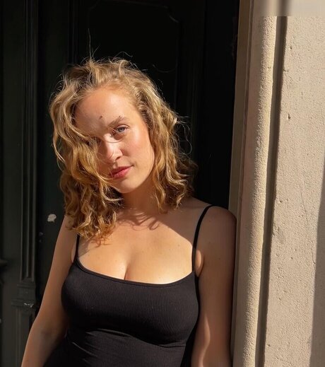 義母オンリーファンズ セクシーヌード 写真