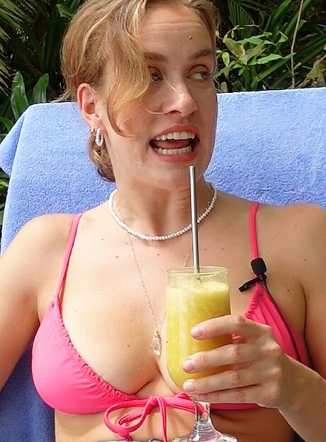 かわいいブロンドのオンリーファンズ アートヌード 画像