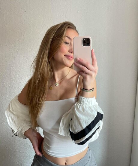 巨乳ストリップオンリーファンズ アートヌード 写真