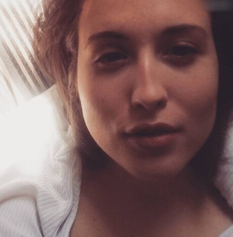 Alice Merton 裸のモデル 画像