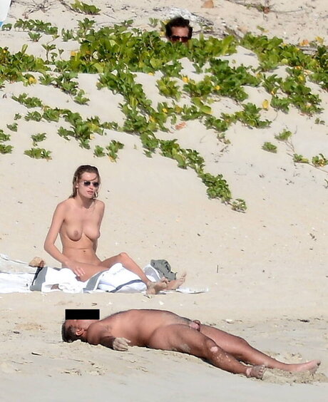 裸の女の子オンリーファンズ セクシー裸 写真