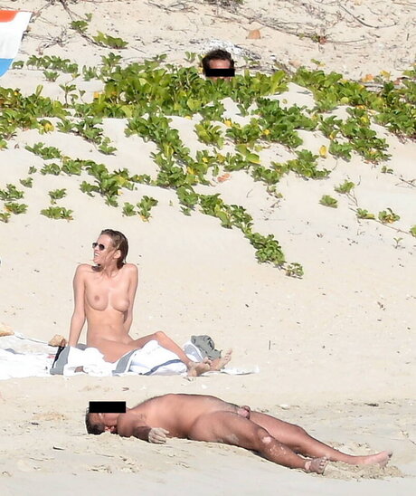 曲線美のランジェリーオンリーファンズ アートポルノ 写真