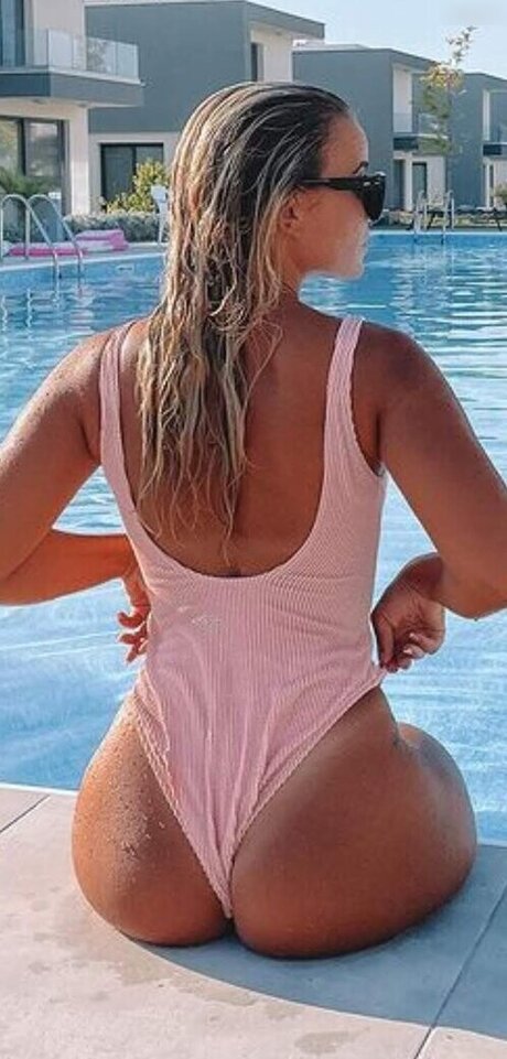 巨乳で痩せているオンリーファンズ セクシーヌード 画像