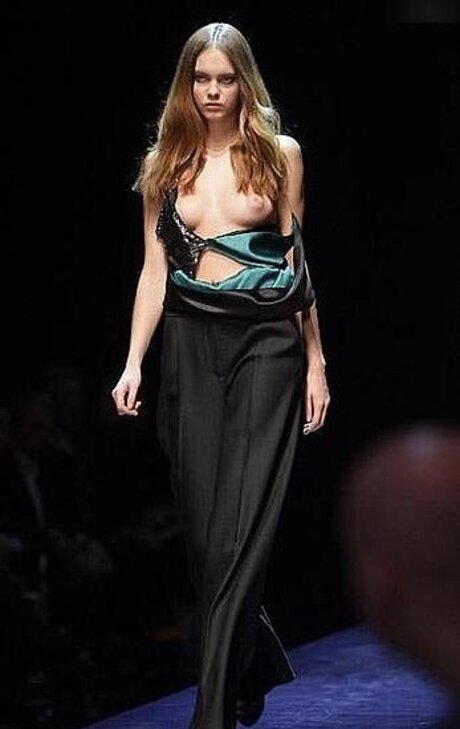 熟女の手コキオンリーファンズ ポルノグラフィック 写真