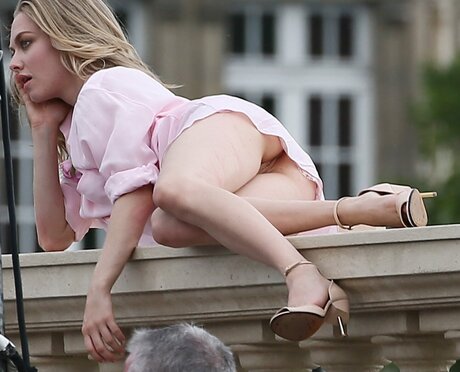 金髪の足コキオンリーファンズ エロチック 写真