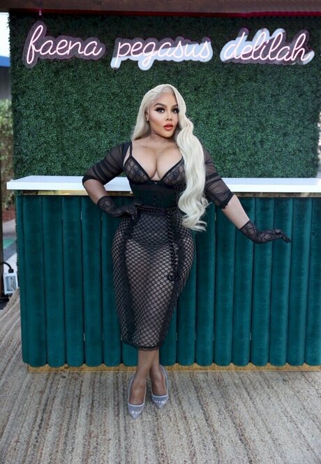 巨乳オナニーオンリーファンズ セクシーヌード 写真