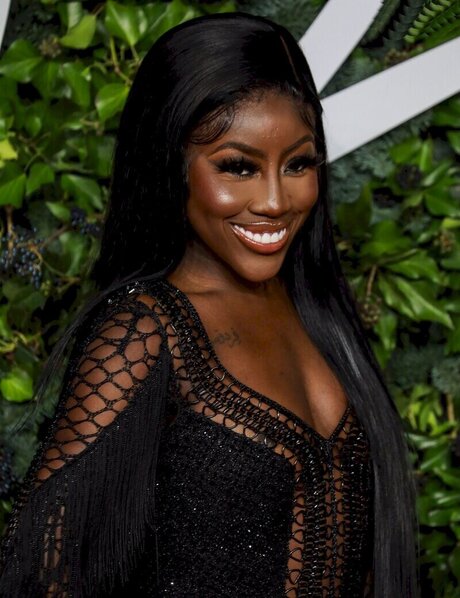 パンツを食い込ませるオンリーファンズ セクシー 写真