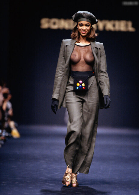 巨大ディルドオンリーファンズ エロチック 画像