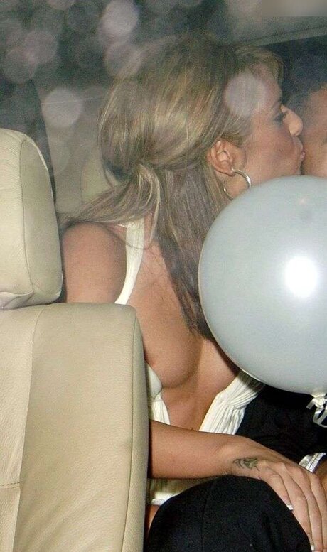 巨尻の黒人女性オンリーファンズ ホット 写真