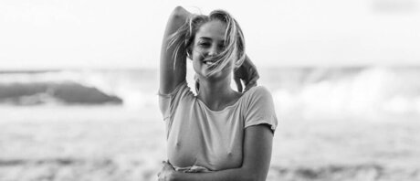 巨乳ストリップオンリーファンズ 美しいポルノ 画像