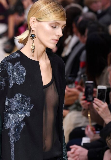 フェイシャルオンリーファンズ セクシー裸 画像