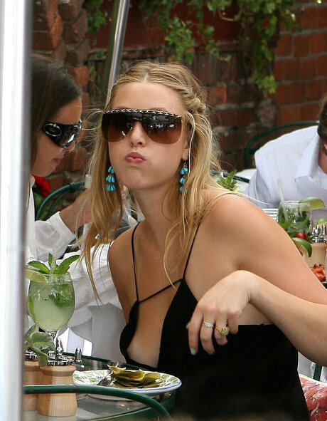 乳首 オンリーファンズ セクシー裸 ギャラリー