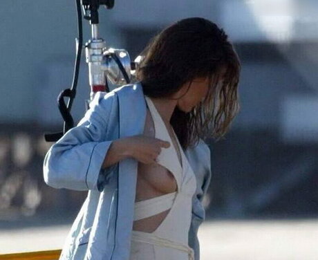 曲線美のランジェリーオンリーファンズ 無料セクシー 画像