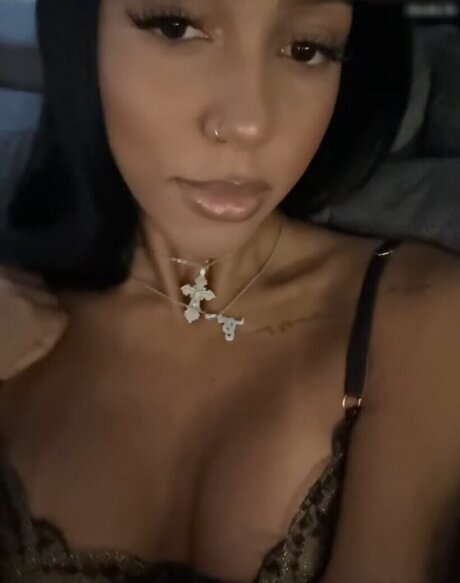 Aalishass Alishakone 裸の女優 写真